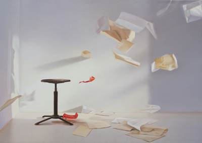 Edite Grinberga: Atelier mit fliegenden Papierblättern, 2020