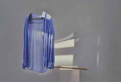 Edite Grinberga: Blaues Hemd mit Spiegelung, 2015