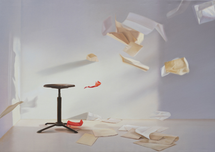 Atelier mit fliegenden Papierblättern