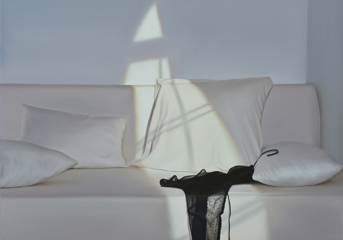 Bett mit schwarzer Spitze III