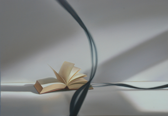 Buch mit vorbeifallendem Schwarz