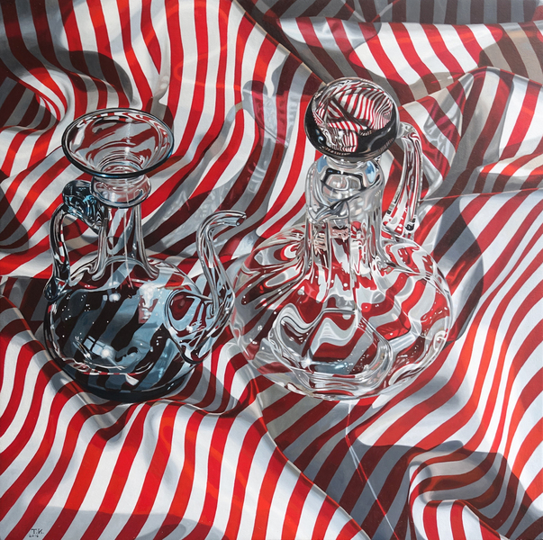 Kristallkaraffen auf roten Streifen