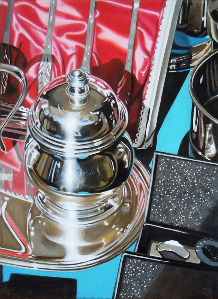 Silberdose auf einem Tablett