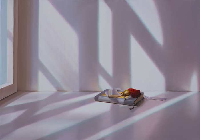 Graues Buch mit Schlüsselanhänger