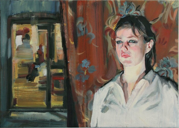 Mädchen vor blau-rotem Vorhang