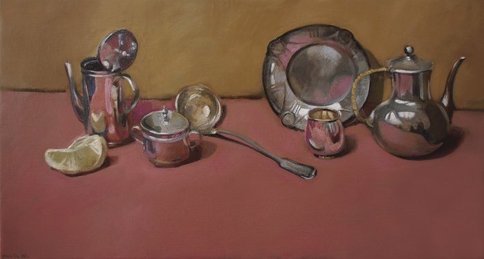 2791 - Silbernes Geschirr auf rosafarbenen Tischtuch