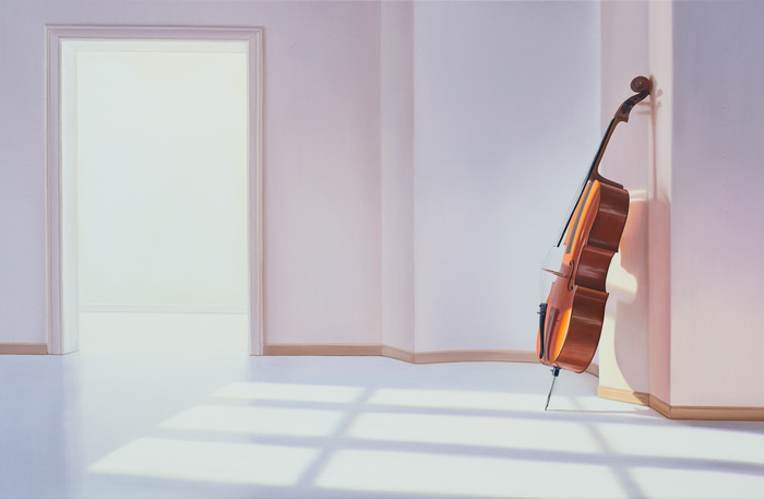 Raum mit offener Tür und Cello