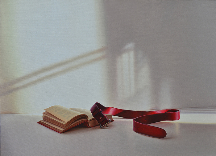 Offenes Buch mit rotem Gurt