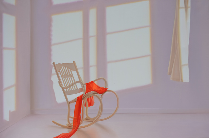 Schaukelstuhl mit leuchtendem Orange