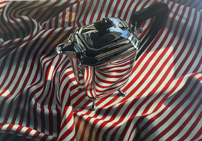 Silberne Kaffeekanne auf roten Streifen