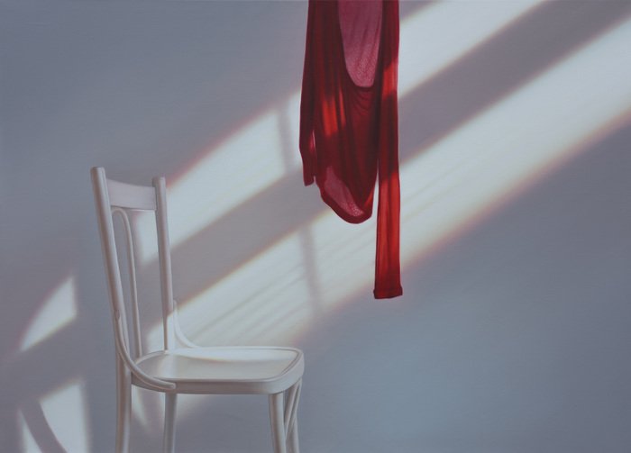 Stuhl mit transparentem Rot