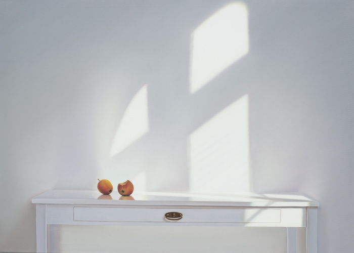 Tisch mit zwei Äpfeln mit Schatten