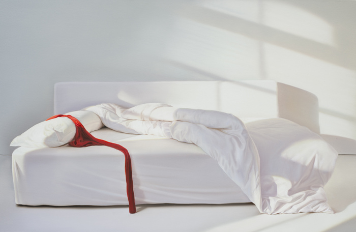 Weisses Bett mit Rot