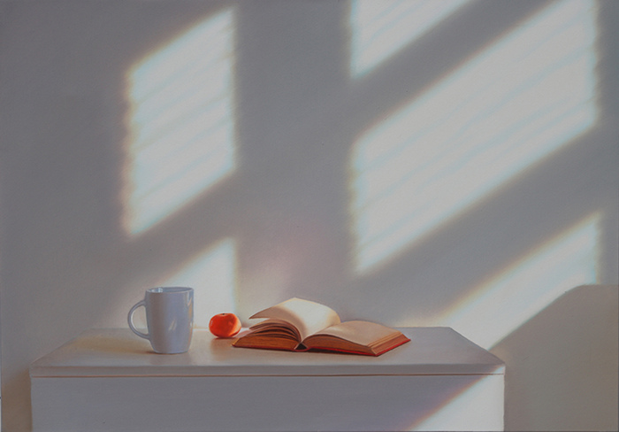 Weiße Tasse mit offenem Buch