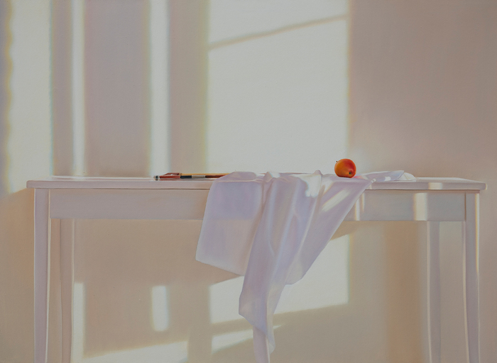 Weißer Tisch mit Apfel