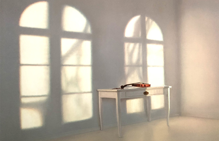 Weißer Tisch mit Geige