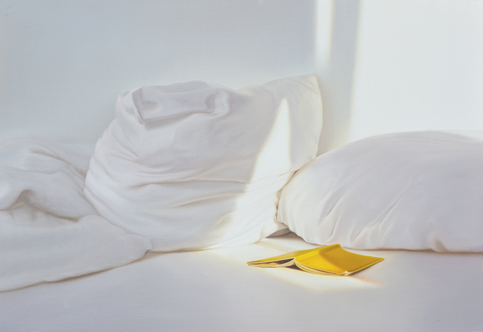 Bett mit gelbem Buch