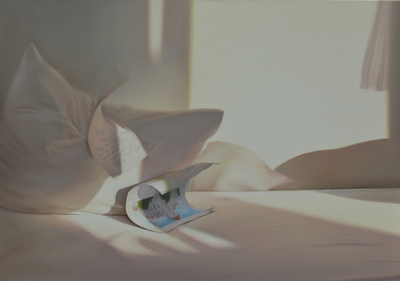 Edite Grinberga: Bett mit Papierblättern II, 2015