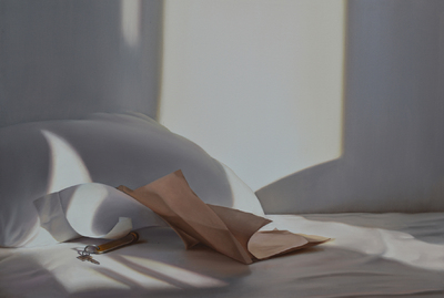 Edite Grinberga: Bett mit Papierblättern, 2015
