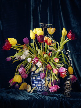 Josef Fischnaller: Tulips in Chinese Vase, 2015