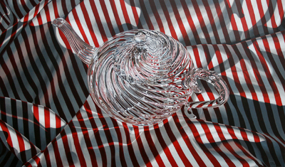Thomas Kaemmerer: Glaskanne auf roten Streifen, 2013