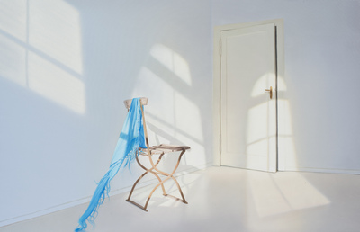 Edite Grinberga: Zimmer mit blauem Tuch, 2017