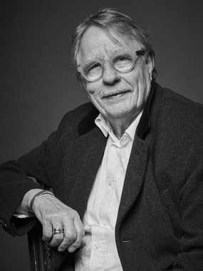 Seit über vier Jahrzehnten widmet sich Jub Mönster mit nahezu archäologischer Hingabe dem blauen Kugelschreiber – einem Medium, das er durch minutiöse Schraffuren, variierenden Druck und rhythmische Linienführung zu ungeahnter Ausdrucksstärke treibt. Diese Technik findet ihre Vollendung in den urbanen Szenen, die Mönsters Werk dominieren: In schwebend leichten Kompositionen erweckt er Pariser Café-Terrassen, verschneite Seine-Ufer oder flanierende Passanten zum Leben. Die monochromen Blautöne, mal zart wie ein Hauch, mal intensiv wie Mitternachtshimmel, verleihen diesen Momentaufnahmen eine zeitlose Melancholie. Wie eingefrorene Filmszenen entfalten die Zeichnungen dabei eine narrative Dichte – ein „Kugelschreiber-Kino“, in dem das Flirren der Linien die Bewegung suggeriert und der Betrachter zum stillen Voyeur des Alltäglichen wird.