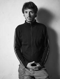 Ludovic Thiriez ist ein französischer Künstler und lebt in Budapest. In seiner Malerei verbindet er Einflüsse aus seiner französischen Herkunft, der ungarischen Volkskultur und der tropischen Pflanzenwelt Brasiliens zu einer unverwechselbaren, zeitgenössischen Bildsprache.